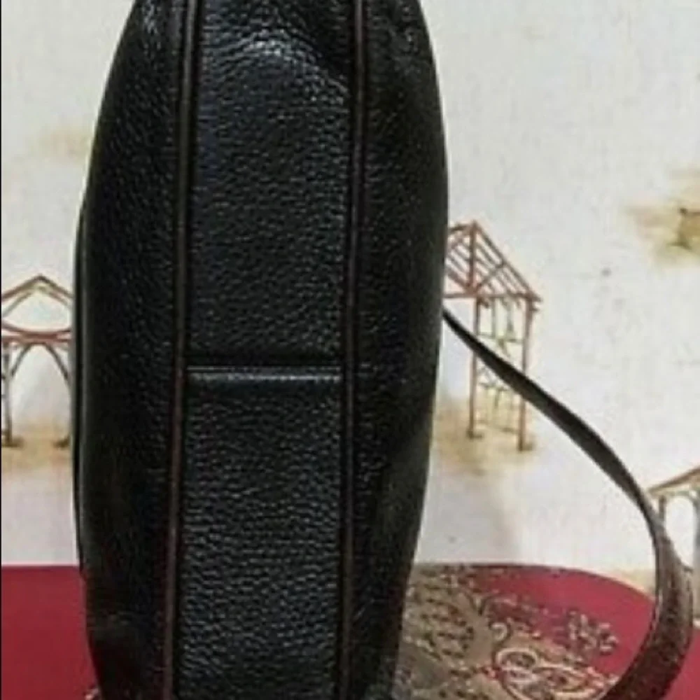 BRIGHTON  VINTAGE  BLACK  AND BROWN  LEATHER  SHOULDER  HANDBAG. - Picture 7 of 8